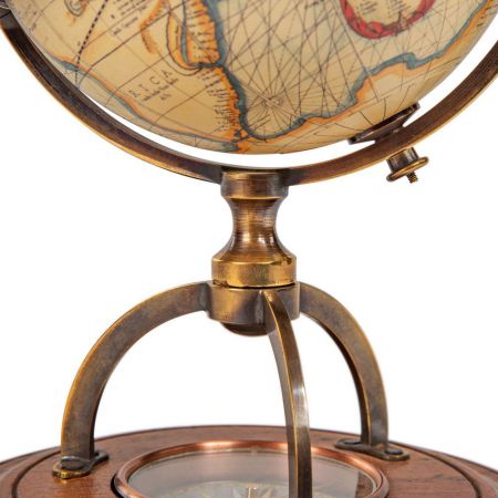 Globe terrestre avec boussole