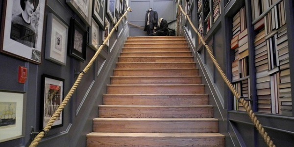 Comment fixer une rampe d'escalier en chanvre